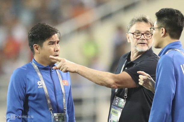 强队遭遇重重困境，备战国际舞台的简单介绍