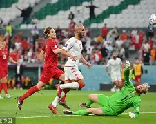 包含激烈角逐：争夺欧洲足球巅峰之位的词条